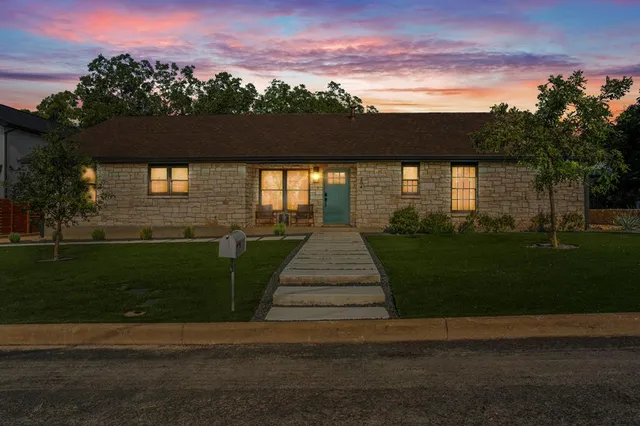 $1,995,000 | 204 North Elk Street, Fredericksburg, TX 78624