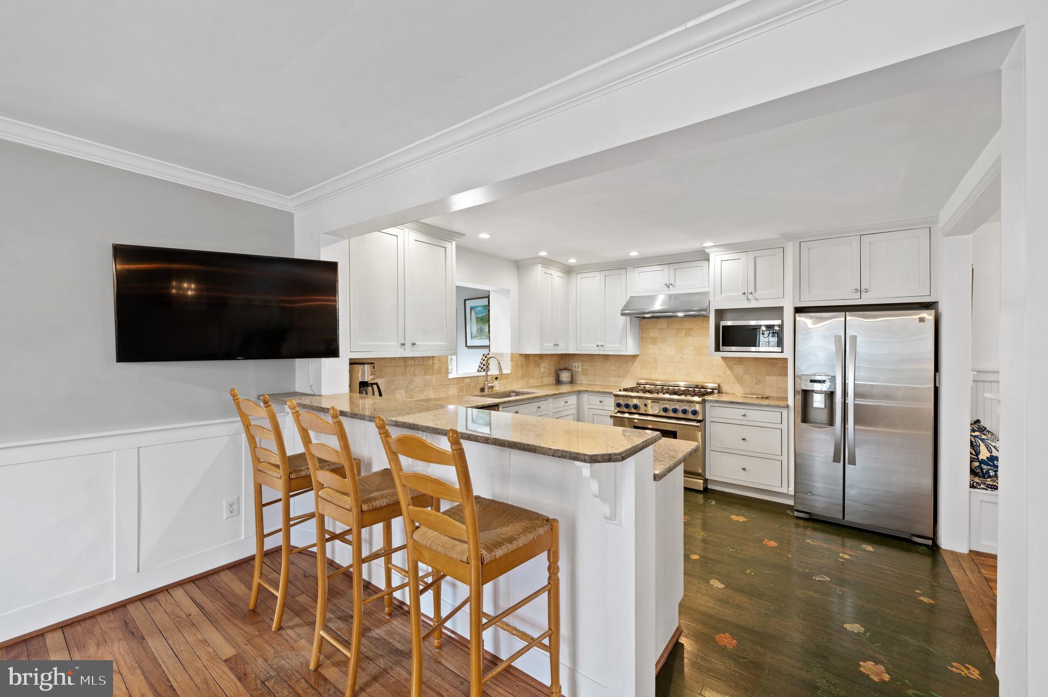 5 Briar Road Wayne, PA 19087 - Photo 8 of 36 Kitchen w/ Peninsula Island & Light Wood Cabinets