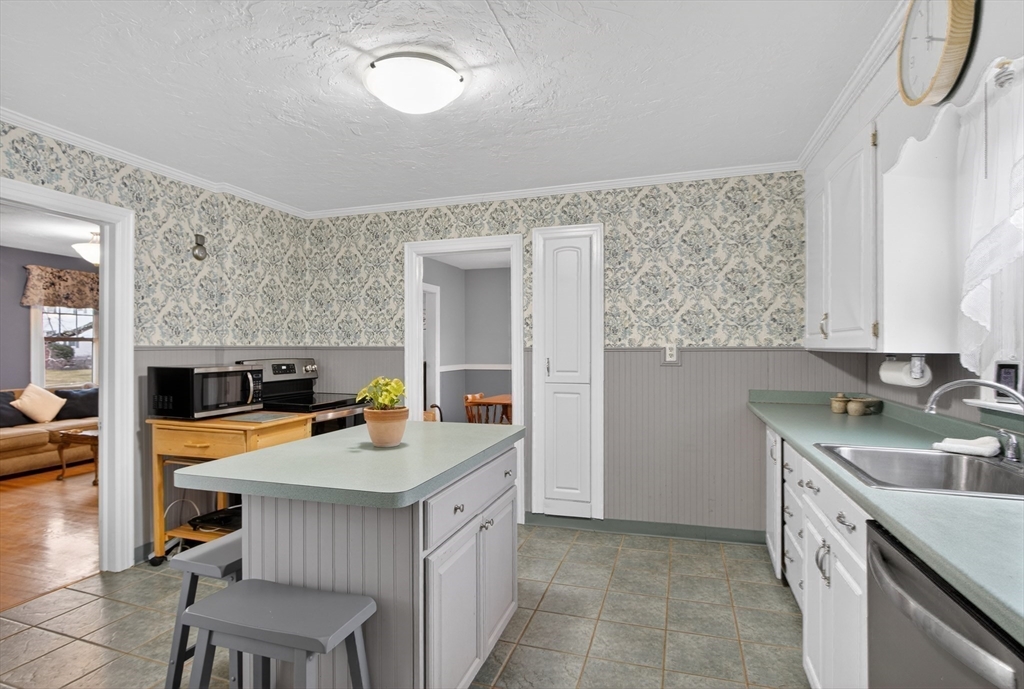 51 Brantwood Road Worcester, MA 01602 - Photo 2 of 21