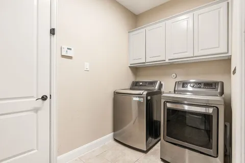 $975,000 | 10 Black Spruce Court, The Woodlands, TX 77375