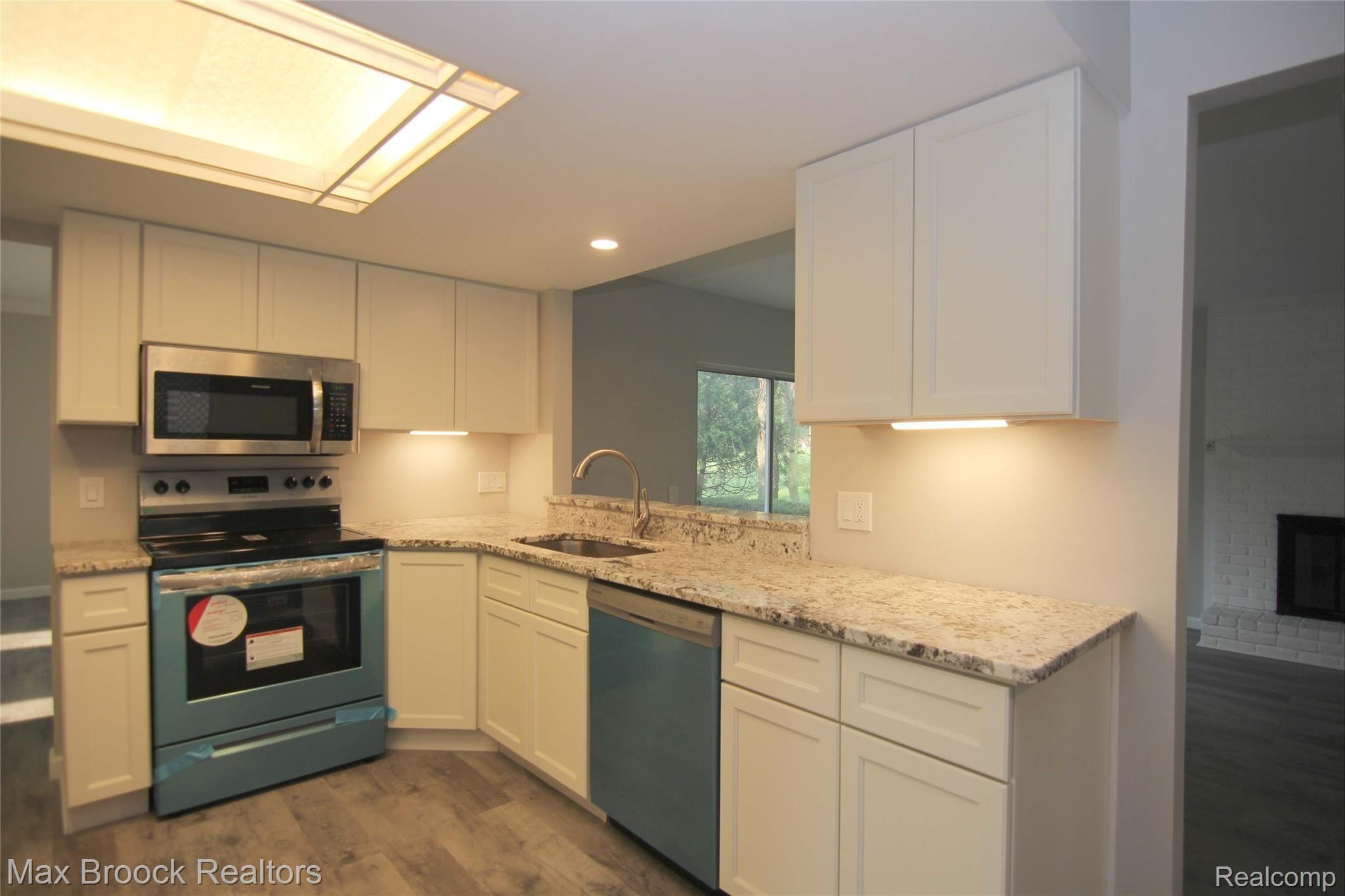 37206 Chesapeake Road Farmington, MI 48335 - Photo 9 of 31 Beautiful Kitchen
