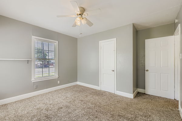 700 West St Johns Avenue Austin, TX 78752 - Photo 8 of 16 a view of an empty room with a window
