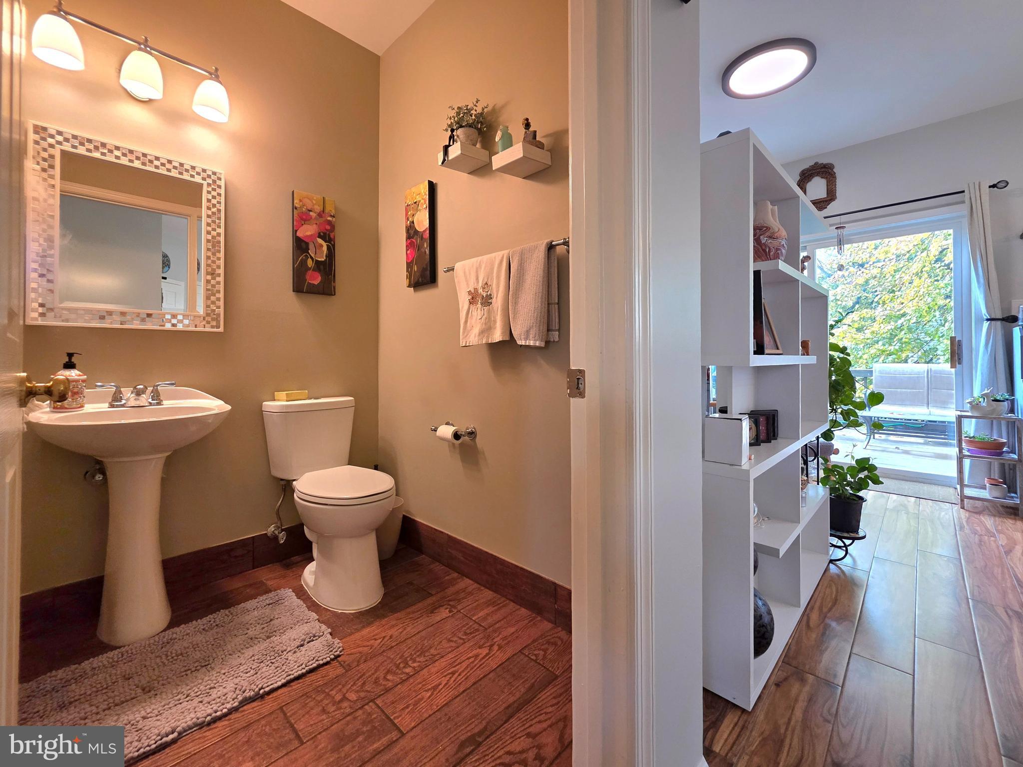 2826 Roesh Way Vienna, VA 22181 - Photo 13 of 36 a bathroom with a toilet sink and mirror