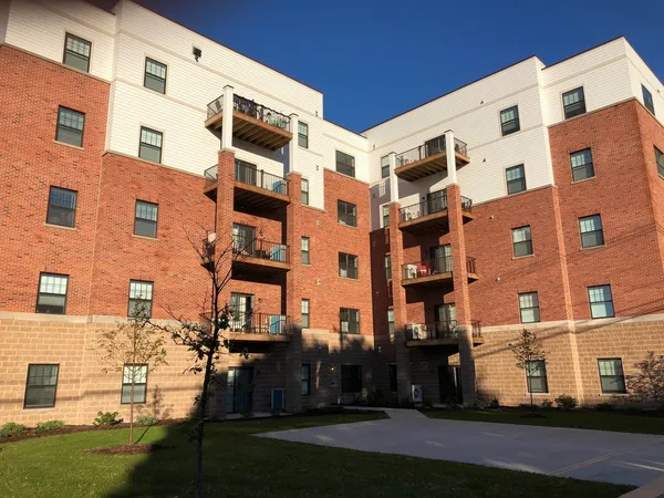 $1,627 | 301 North Madison Street, Unit 2D, Woodstock, IL 60098