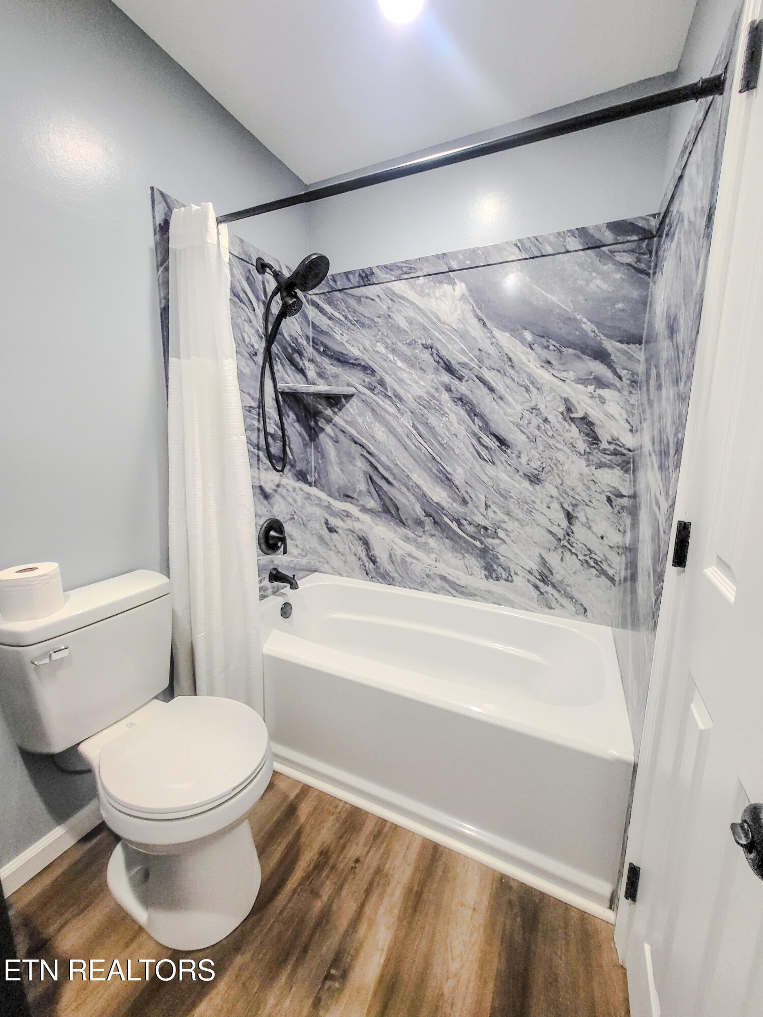 129 Azalea Avenue Dayton, TN 37321 - Photo 16 of 27 Main Bathroom