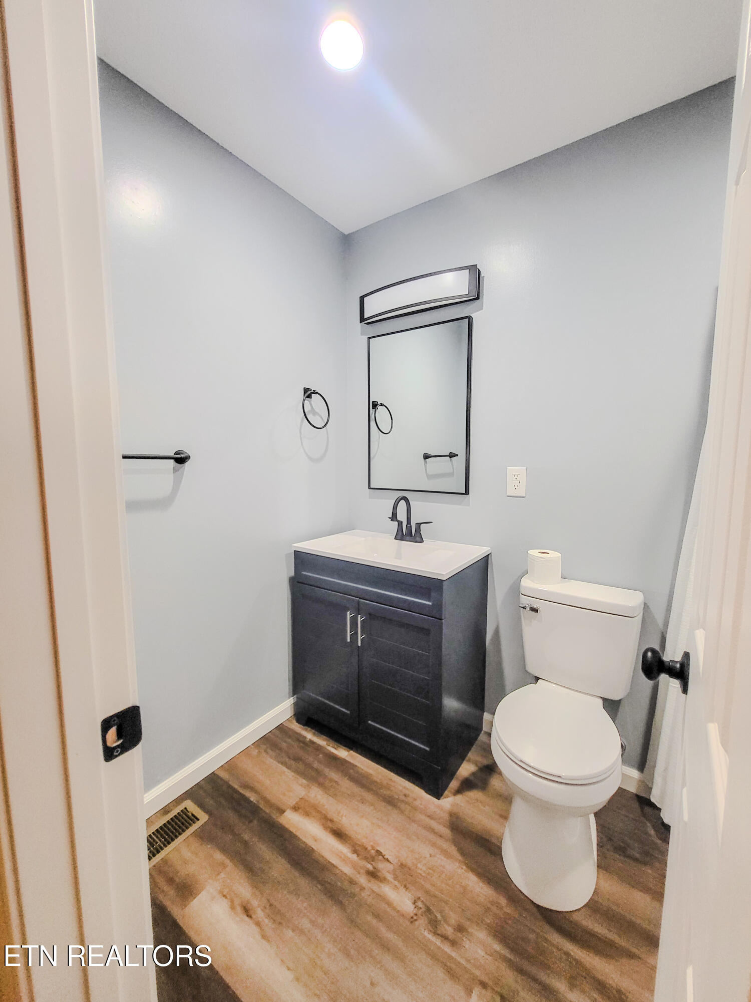 129 Azalea Avenue Dayton, TN 37321 - Photo 17 of 27 Main Bathroom