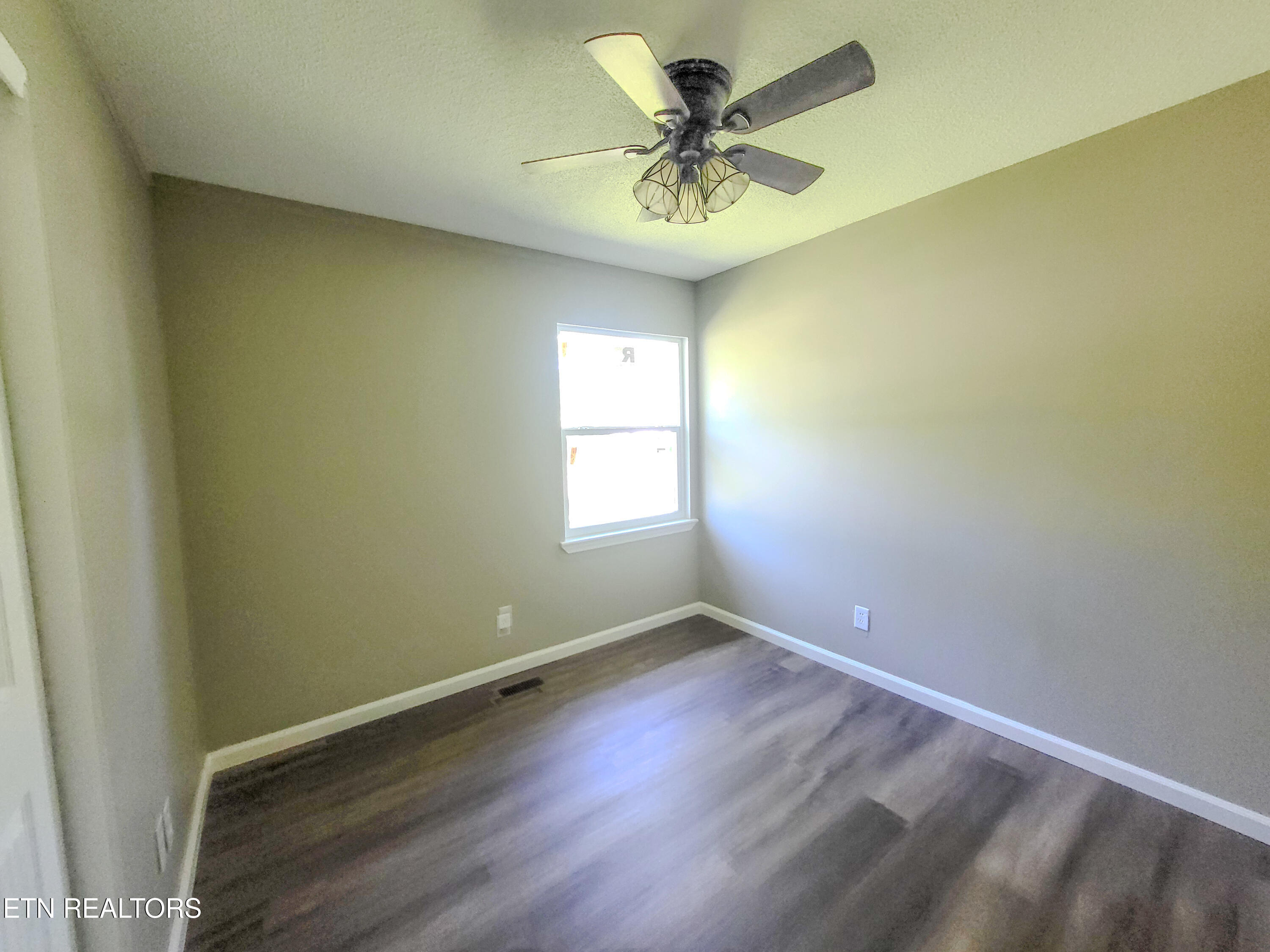 129 Azalea Avenue Dayton, TN 37321 - Photo 26 of 27 Bedroom 3