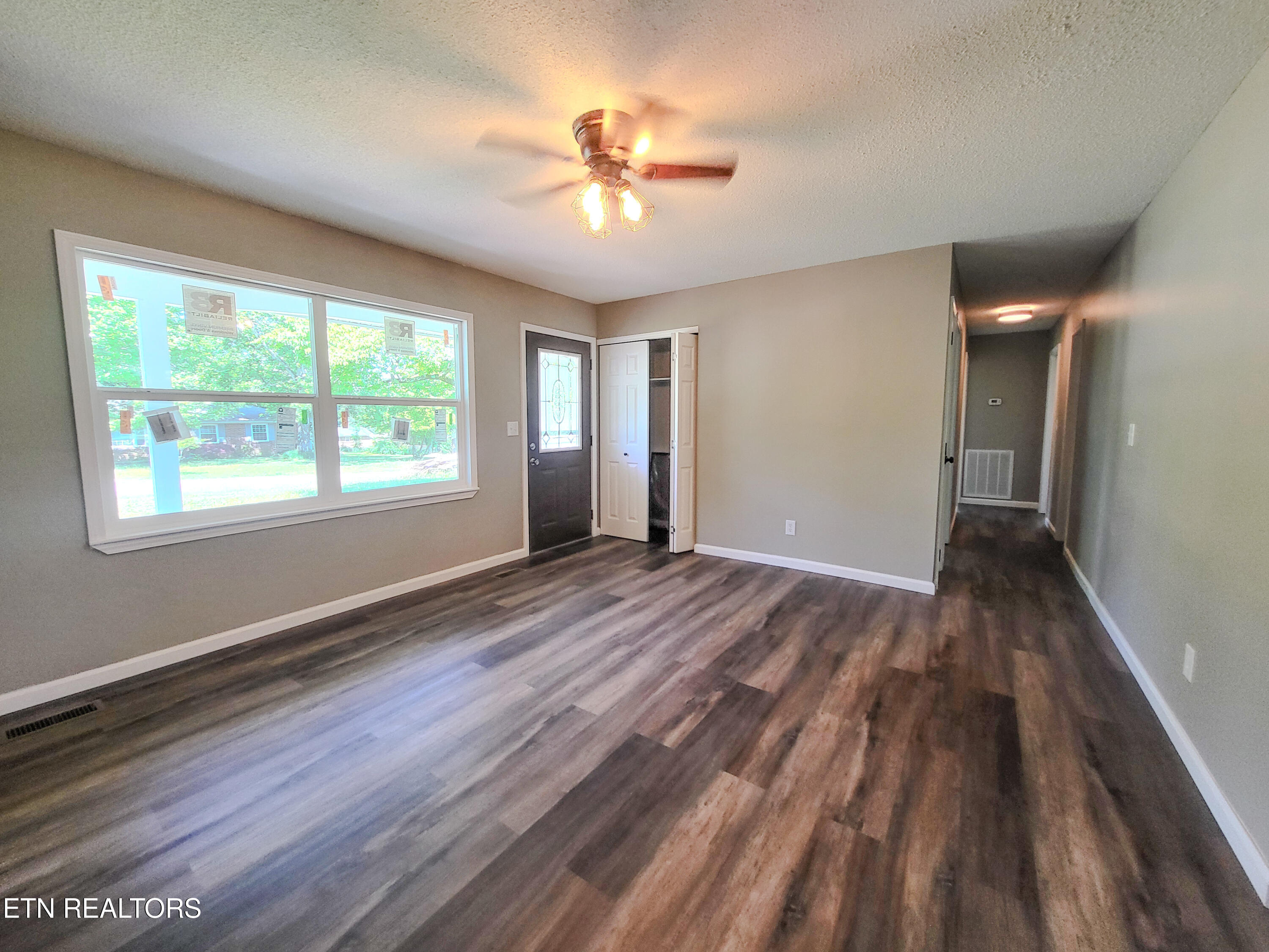 129 Azalea Avenue Dayton, TN 37321 - Photo 7 of 27 Living Room