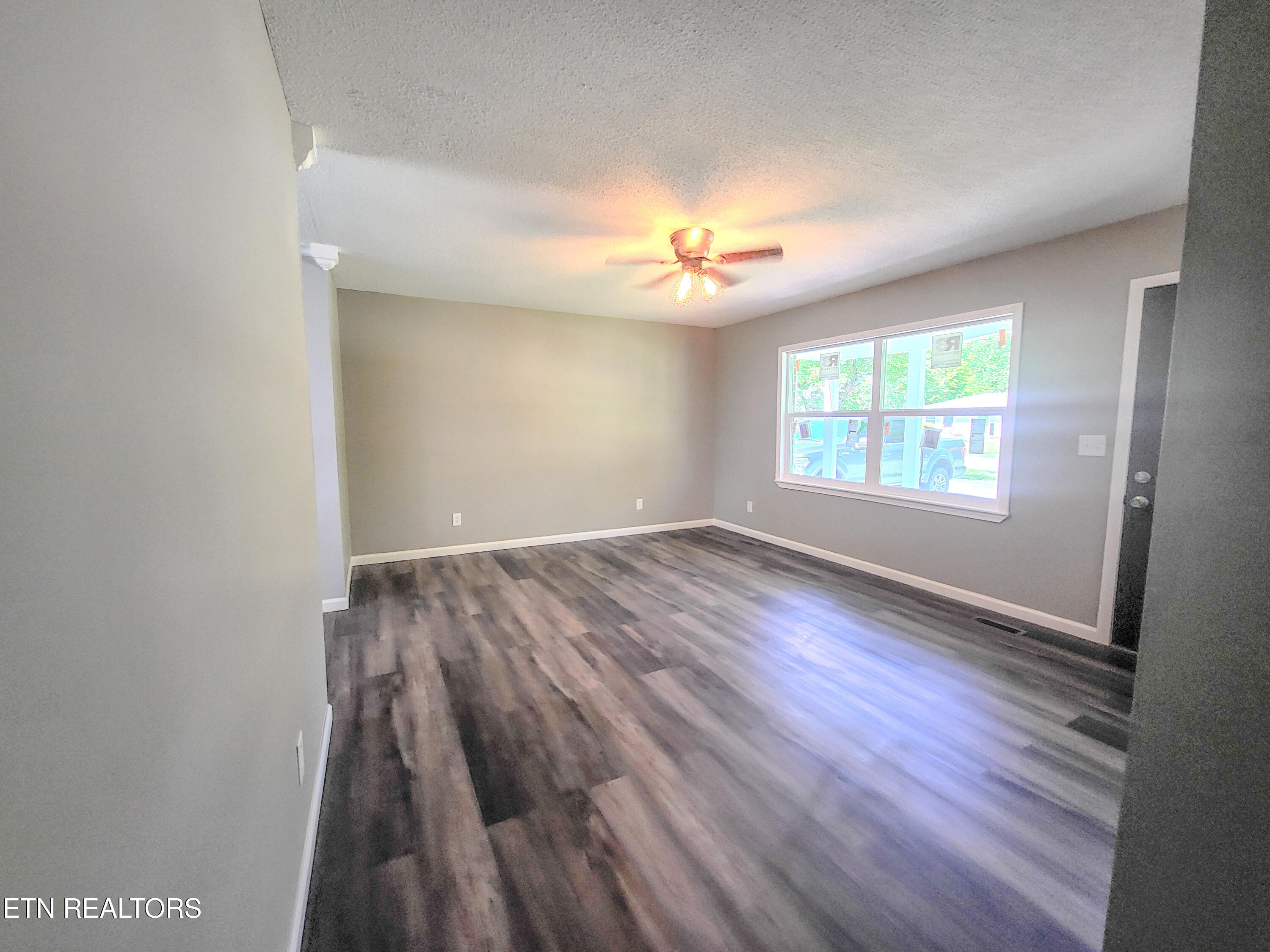 129 Azalea Avenue Dayton, TN 37321 - Photo 8 of 27 Living Room