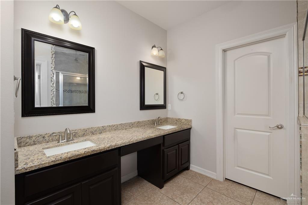 5007 June Court Edinburg, TX 78539 - Photo 9 of 14 a bathroom with double vanity sinks and a mirror