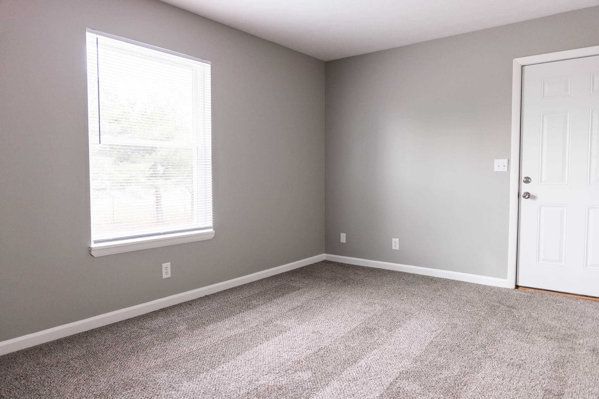 100 Valley View Drive, Unit E49 Dickson, TN 37055 - Photo 10 of 11 an empty room with a window