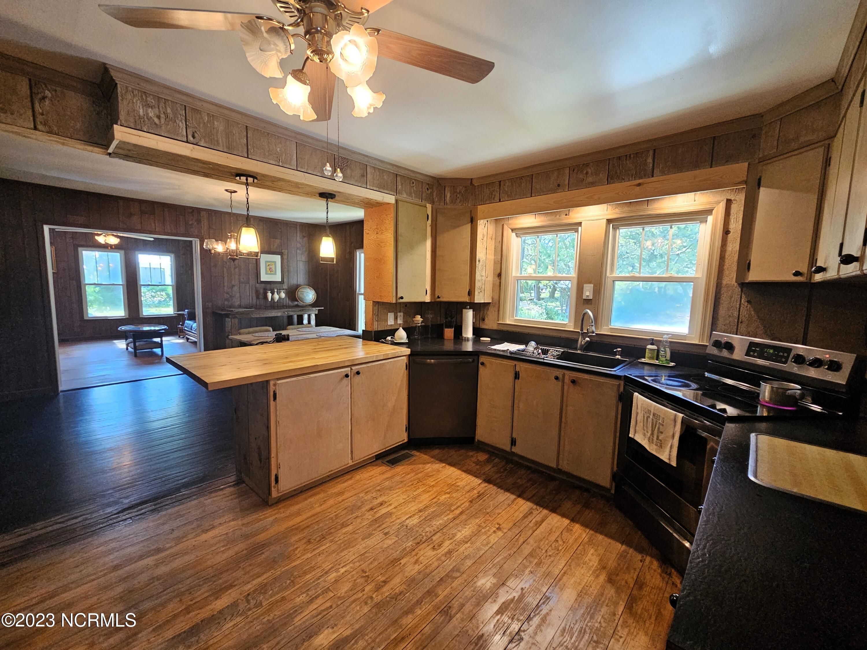 161 Lee Daniels Road Atlantic, NC 28511 - Photo 18 of 32 Kitchen
