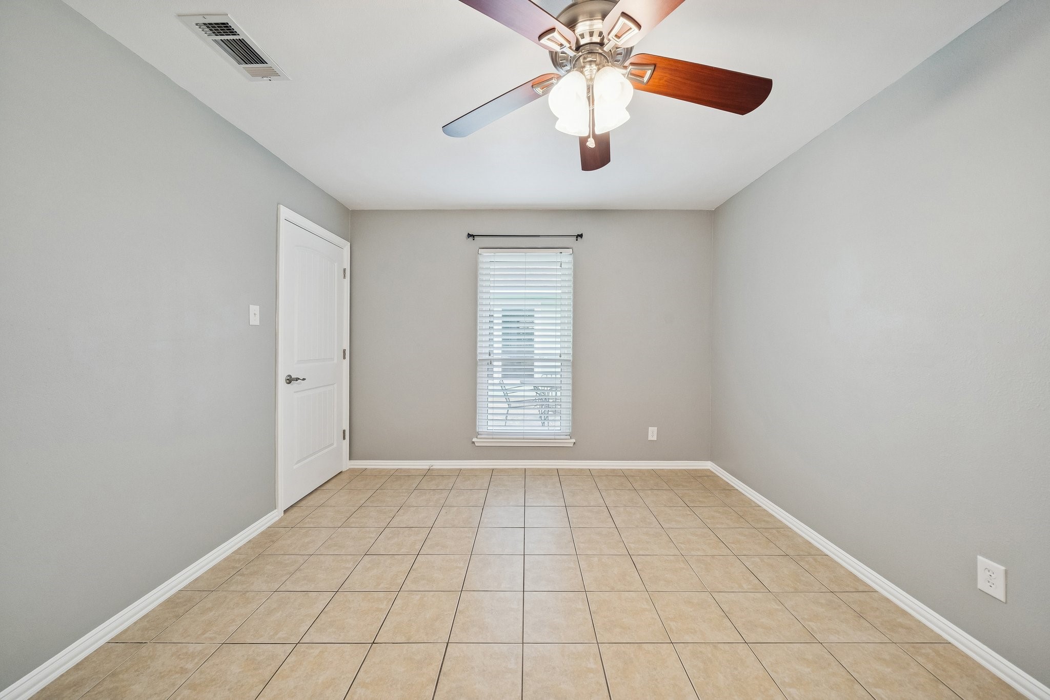 3908 Colorado Avenue Dickinson, TX 77539 - Photo 15 of 25 Primary Bedroom