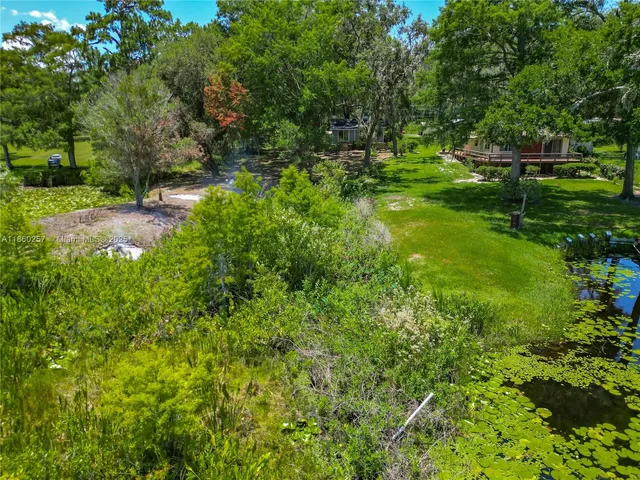 a view of yard with green space