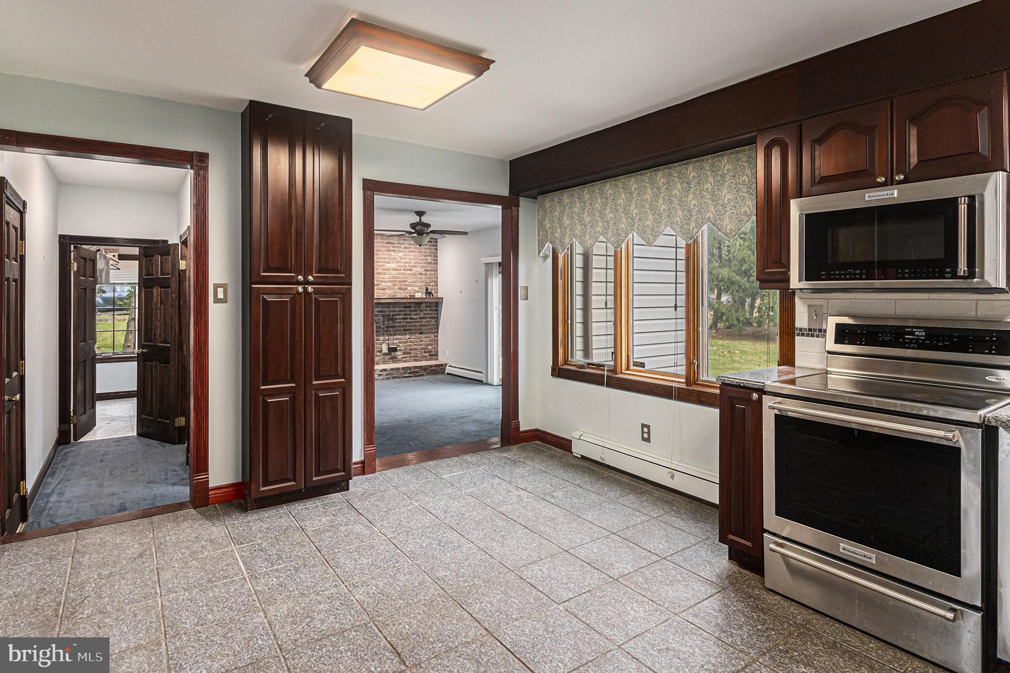 2537 Hamilton Court Warrington, PA 18976 - Photo 11 of 39 Eat-In Kitchen