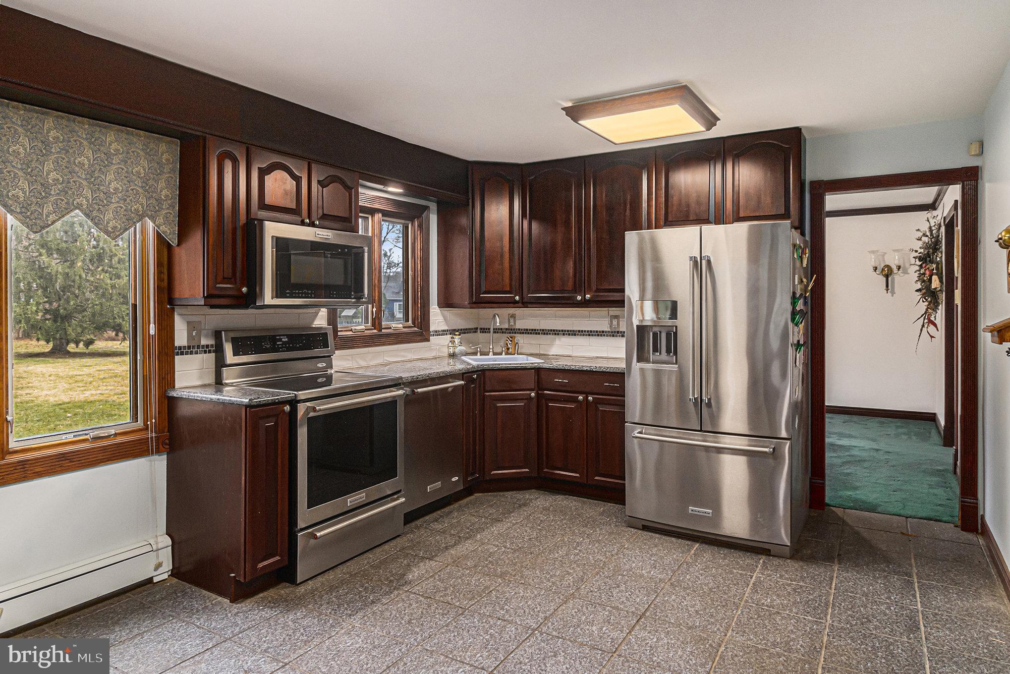 2537 Hamilton Court Warrington, PA 18976 - Photo 8 of 39 Kitchen