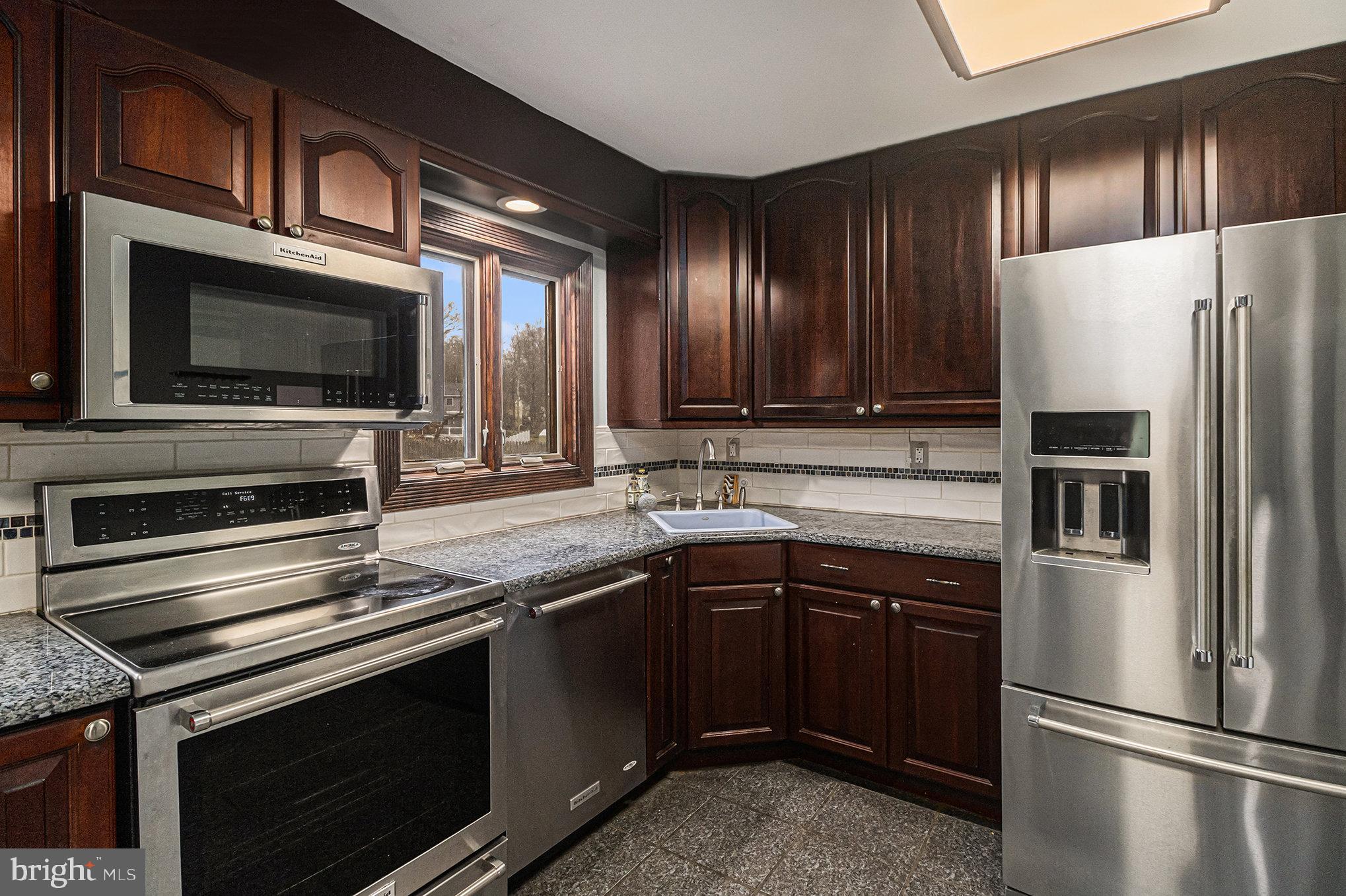 2537 Hamilton Court Warrington, PA 18976 - Photo 9 of 39 Kitchen