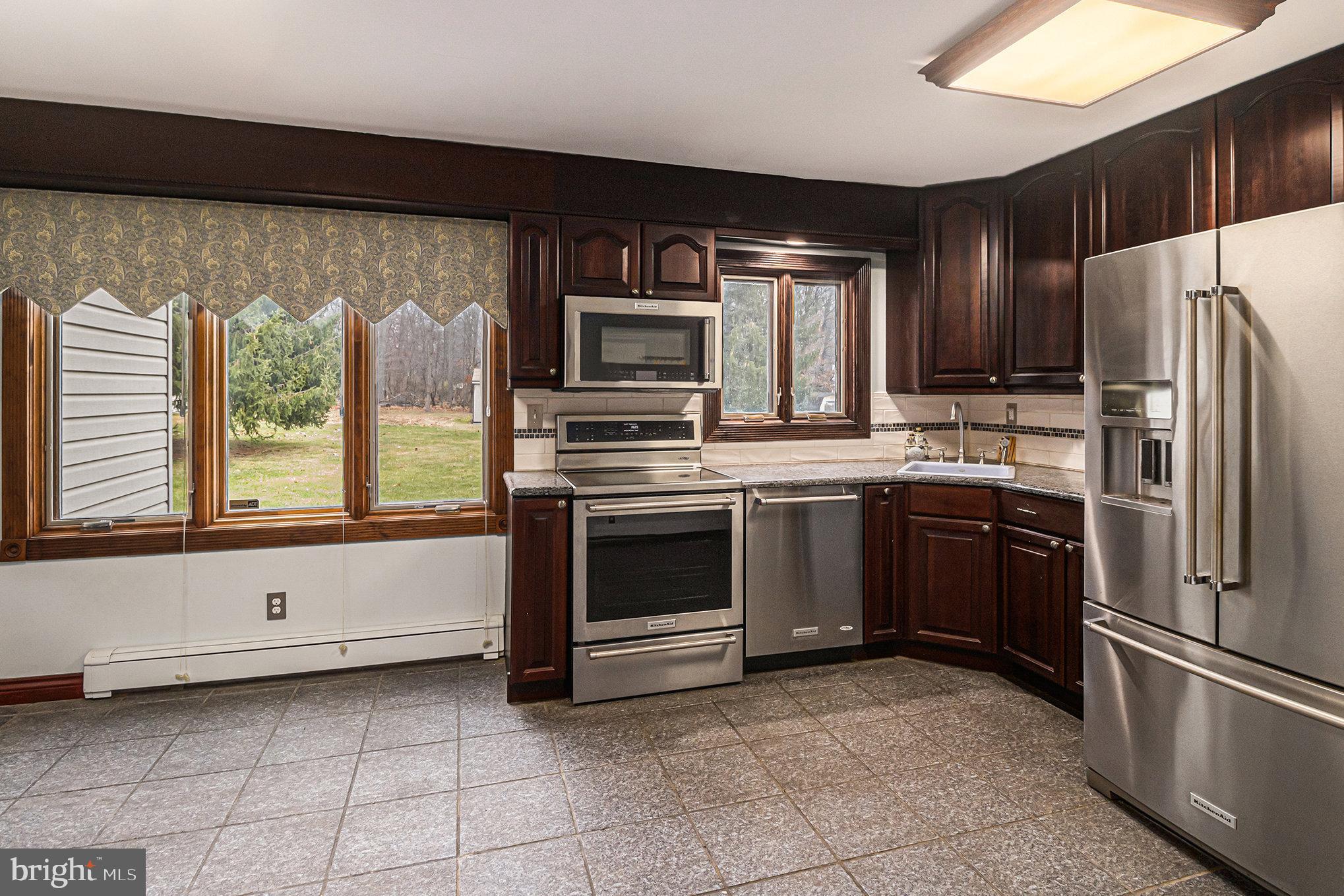 2537 Hamilton Court Warrington, PA 18976 - Photo 10 of 39 Kitchen