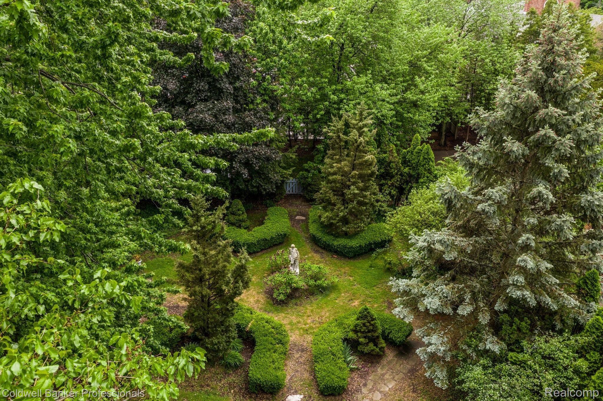 166 Ridge Road Grosse Pointe, MI 48236 - Photo 58 of 78 58-web-or-mls-166 Ridge Road Grosse Pointe Farms0057.jpg