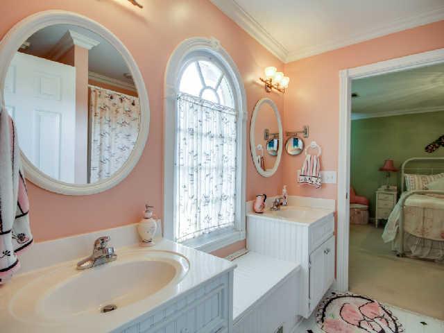 1736 Stop 30 Road Hendersonville, TN 37075 - Photo 13 of 20 Jack and Jill Bath