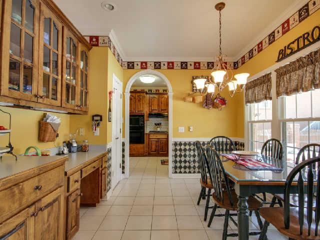 1736 Stop 30 Road Hendersonville, TN 37075 - Photo 9 of 20 Breakfast area with arch opening to kitchen. Overlooks pool area.