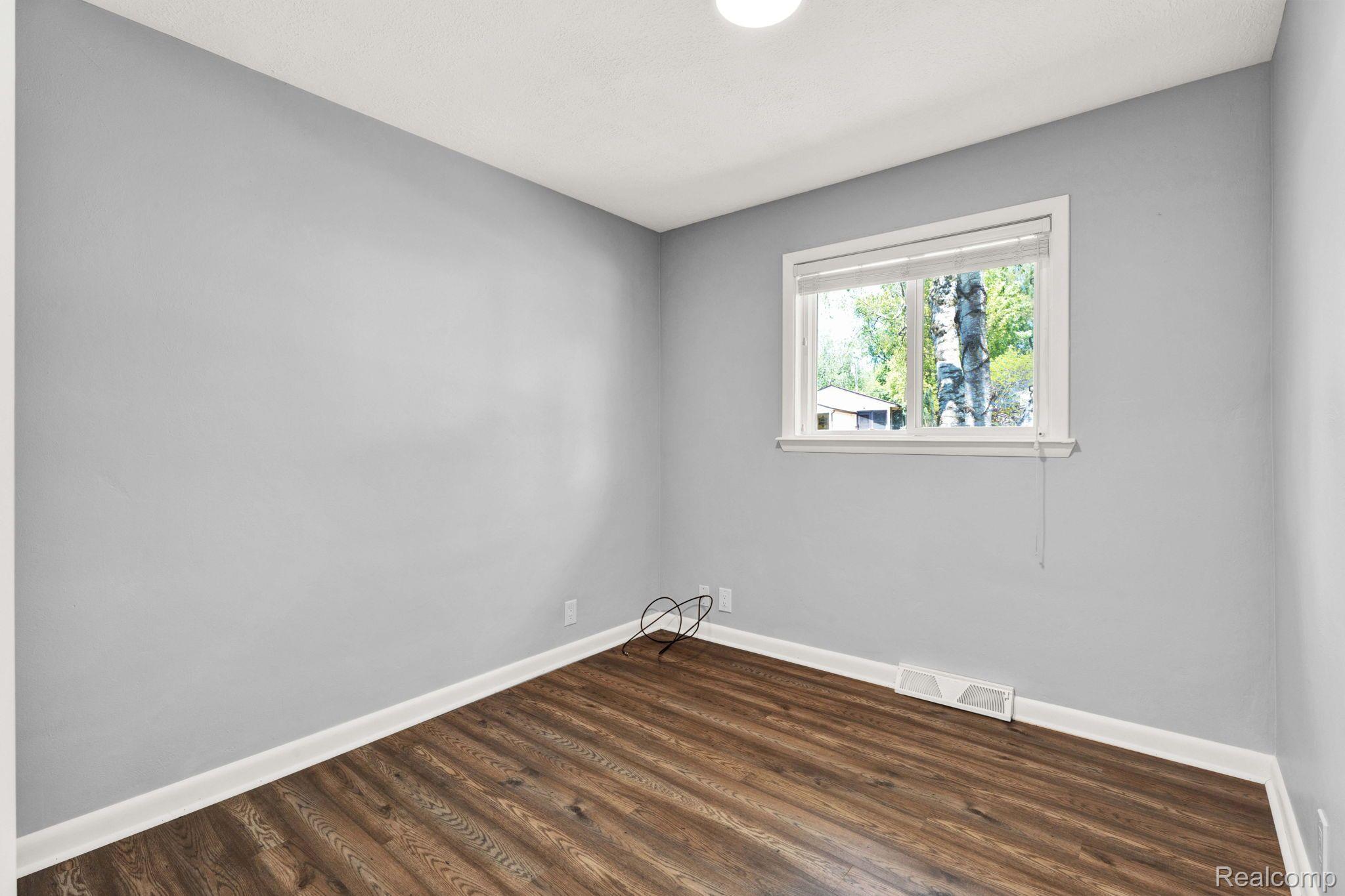 3835 Elmhurst Road Waterford, MI 48328 - Photo 28 of 44 Bedroom 3