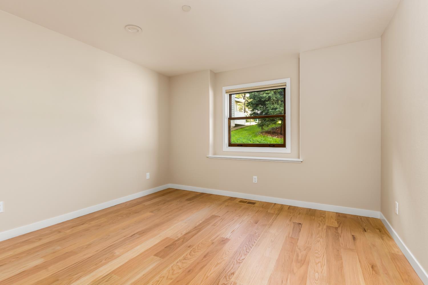 13859 Ginger Loop Penn Valley, CA 95946 - Photo 33 of 50 an empty room with a window