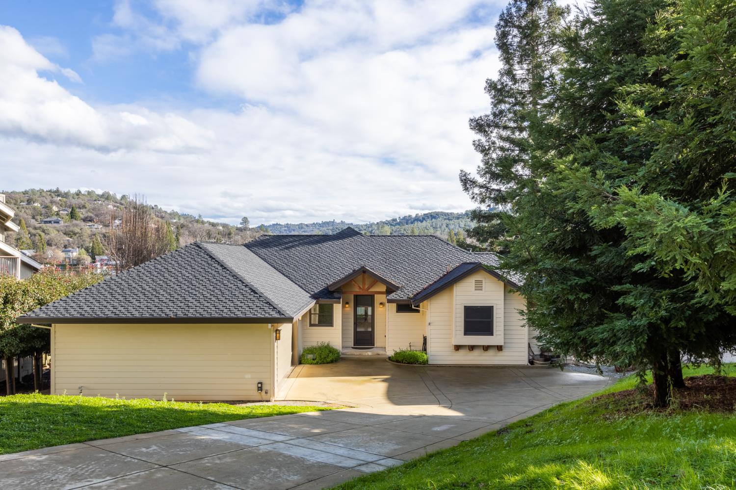 13859 Ginger Loop Penn Valley, CA 95946 - Photo 43 of 50 a front view of a house with a garden and yard
