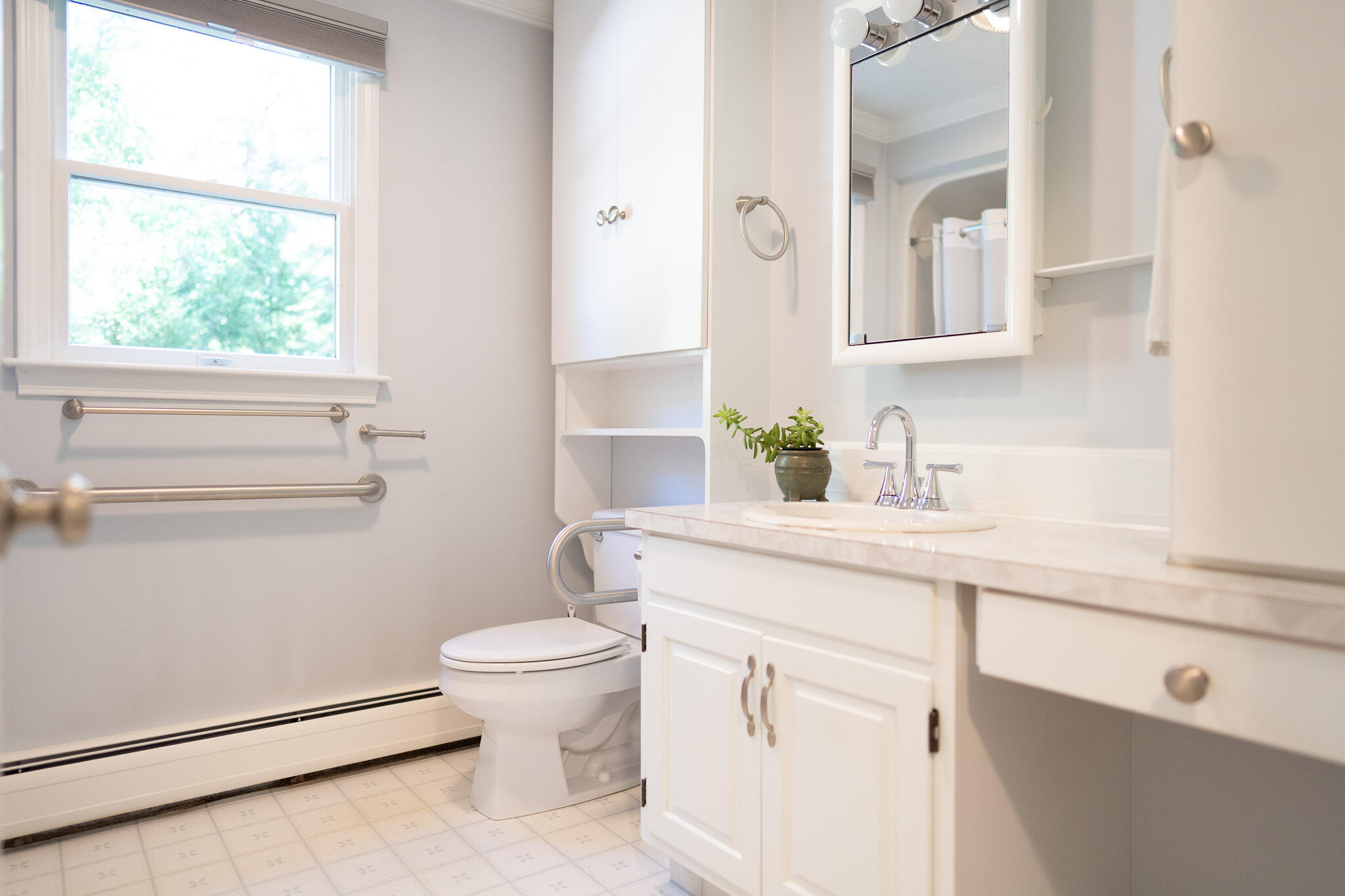20 Kittiwake Lane Eastham, MA 02642 - Photo 36 of 75 a bathroom with a sink a toilet and a window