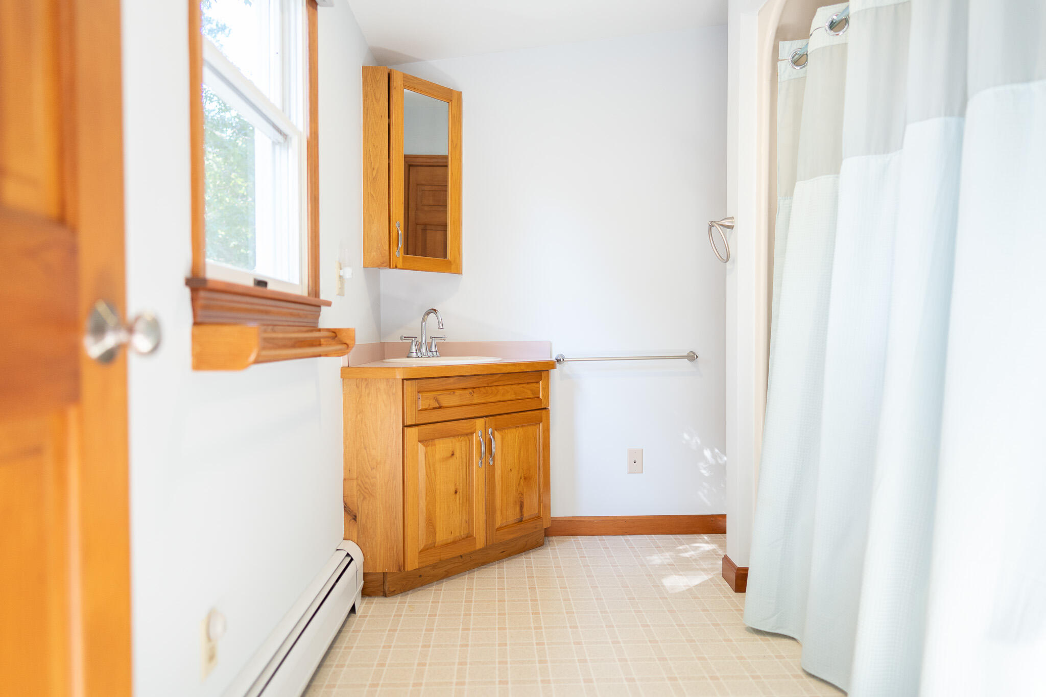 20 Kittiwake Lane Eastham, MA 02642 - Photo 45 of 75 a bathroom with a sink a mirror and a bathtub
