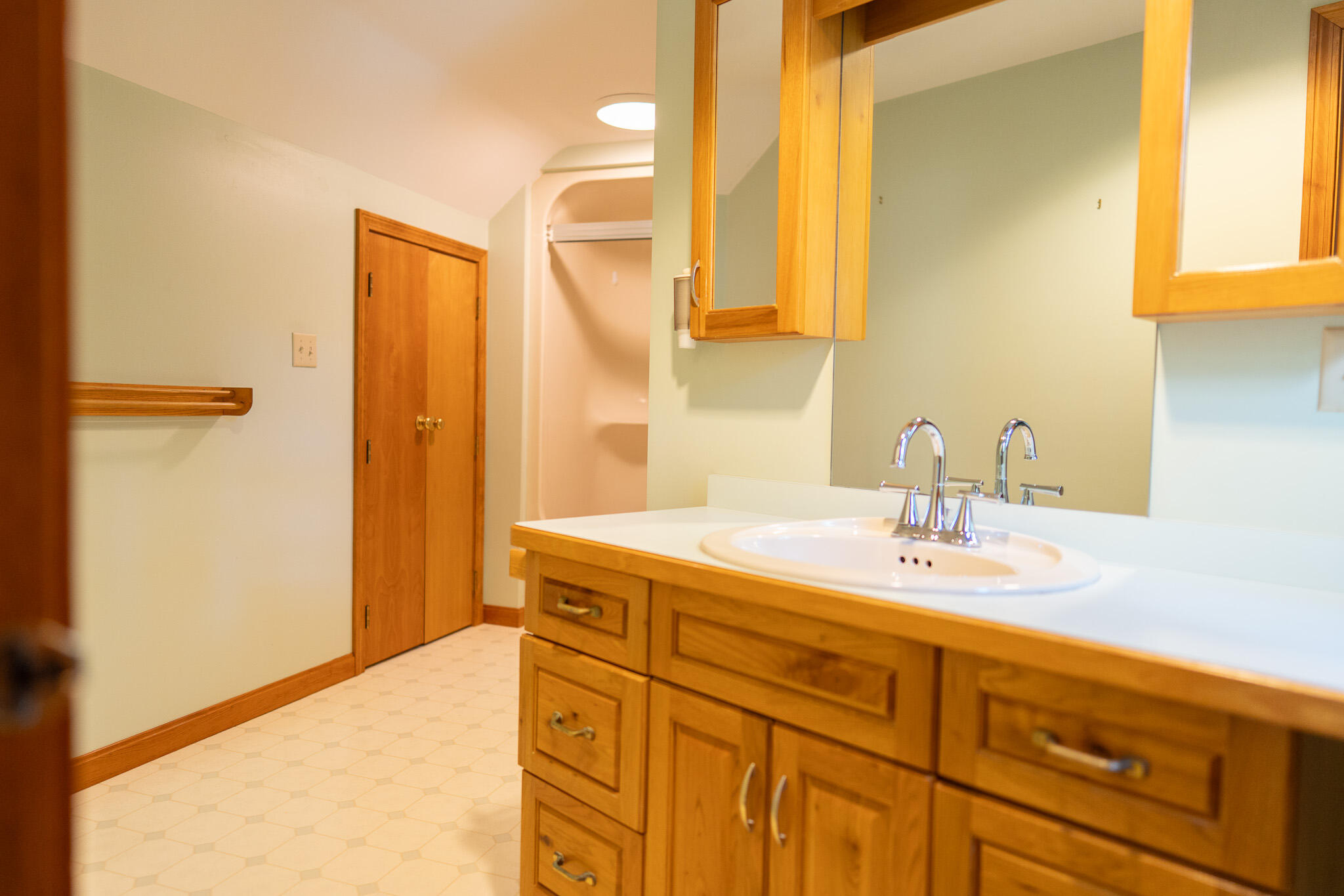 20 Kittiwake Lane Eastham, MA 02642 - Photo 50 of 75 a bathroom with a sink and a mirror