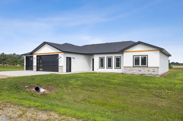 $415,000 | 106 Pine Drive, Hankinson, ND 58041