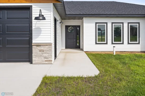 $415,000 | 106 Pine Drive, Hankinson, ND 58041