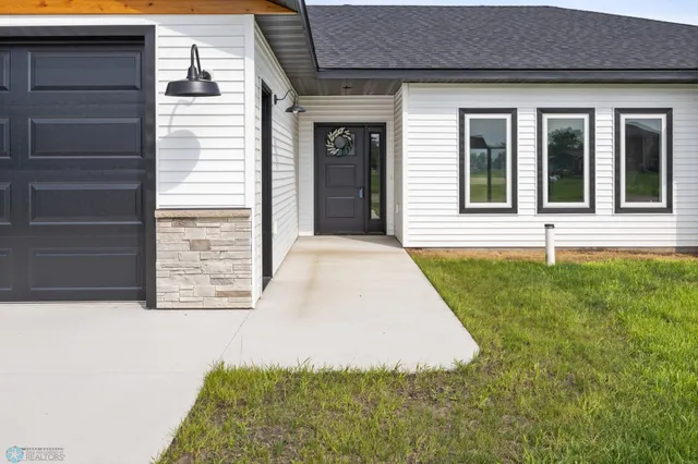 $415,000 | 106 Pine Drive, Hankinson, ND 58041