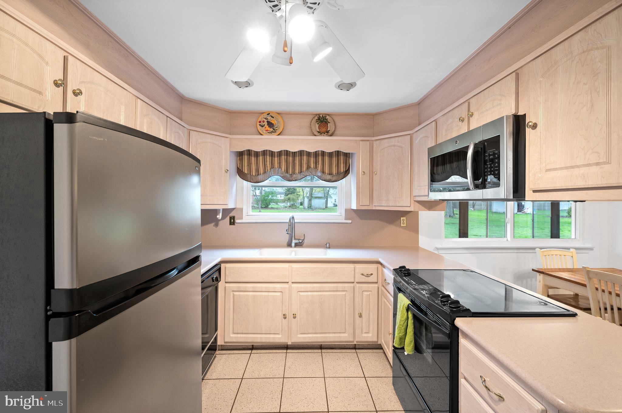 3207 Nottingham Road Norristown, PA 19403 - Photo 14 of 42 Immaculate Eat-in Kitchen with tons of storage