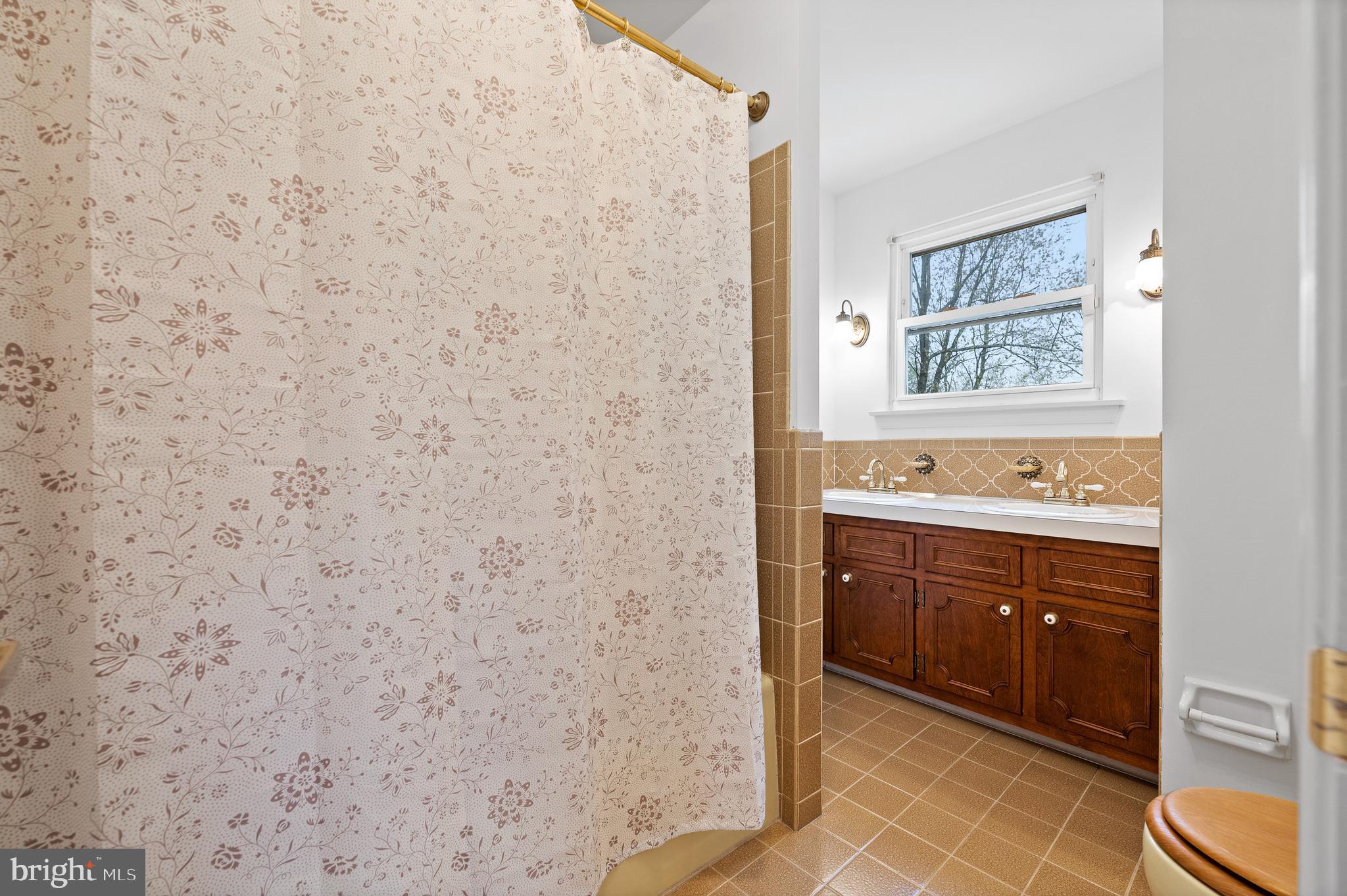 3207 Nottingham Road Norristown, PA 19403 - Photo 36 of 42 2nd Fl Hall Full bath w Tub Shower & Double Vanity
