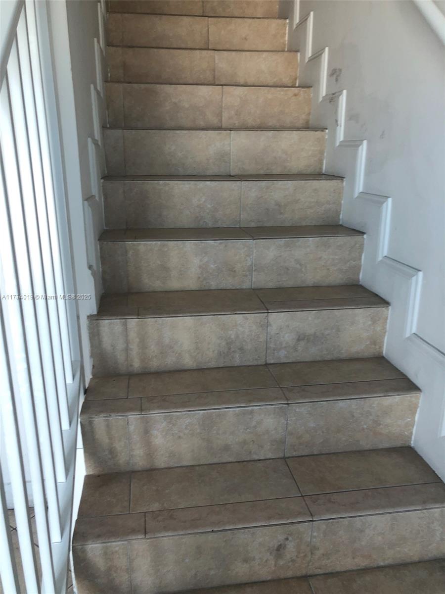 7600 Collins Avenue, Unit 1008 Miami Beach, FL 33141 - Photo 5 of 9 a view of entryway