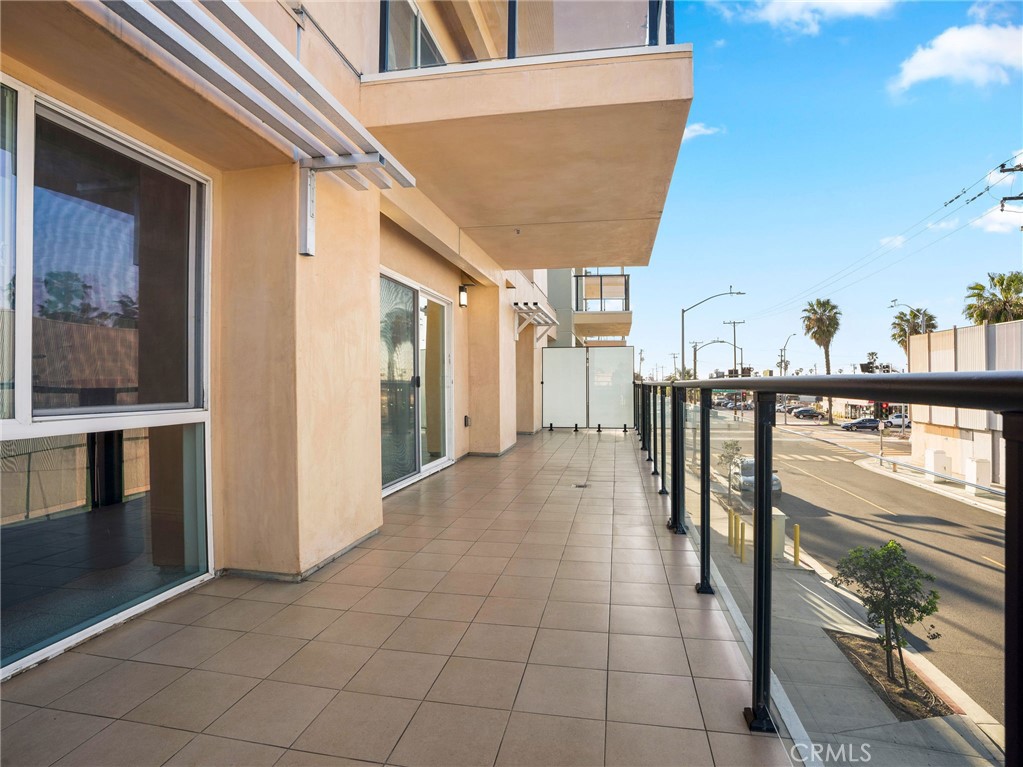 1598 Long Beach, Unit 214 Long Beach, CA 90813 - Photo 27 of 30 a view of a terrace