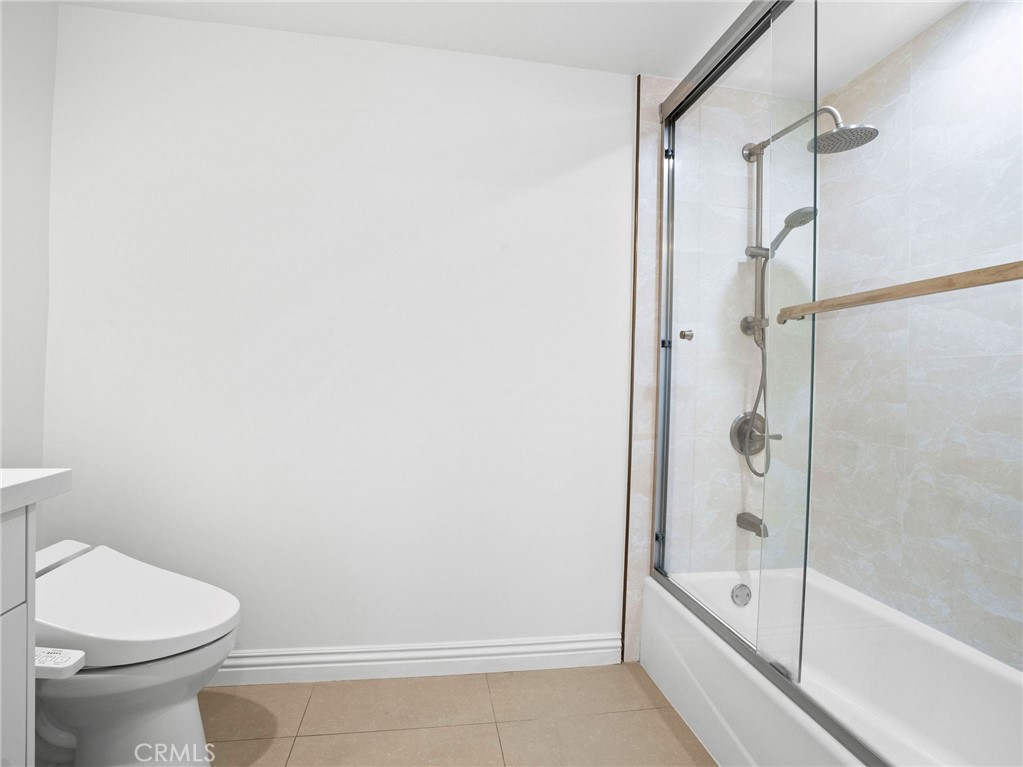 1598 Long Beach, Unit 214 Long Beach, CA 90813 - Photo 8 of 30 a bathroom with a bathtub and a toilet