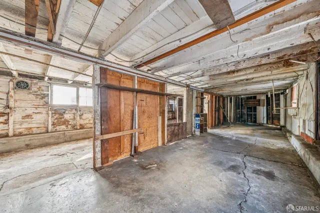 a view of empty room with an empty space