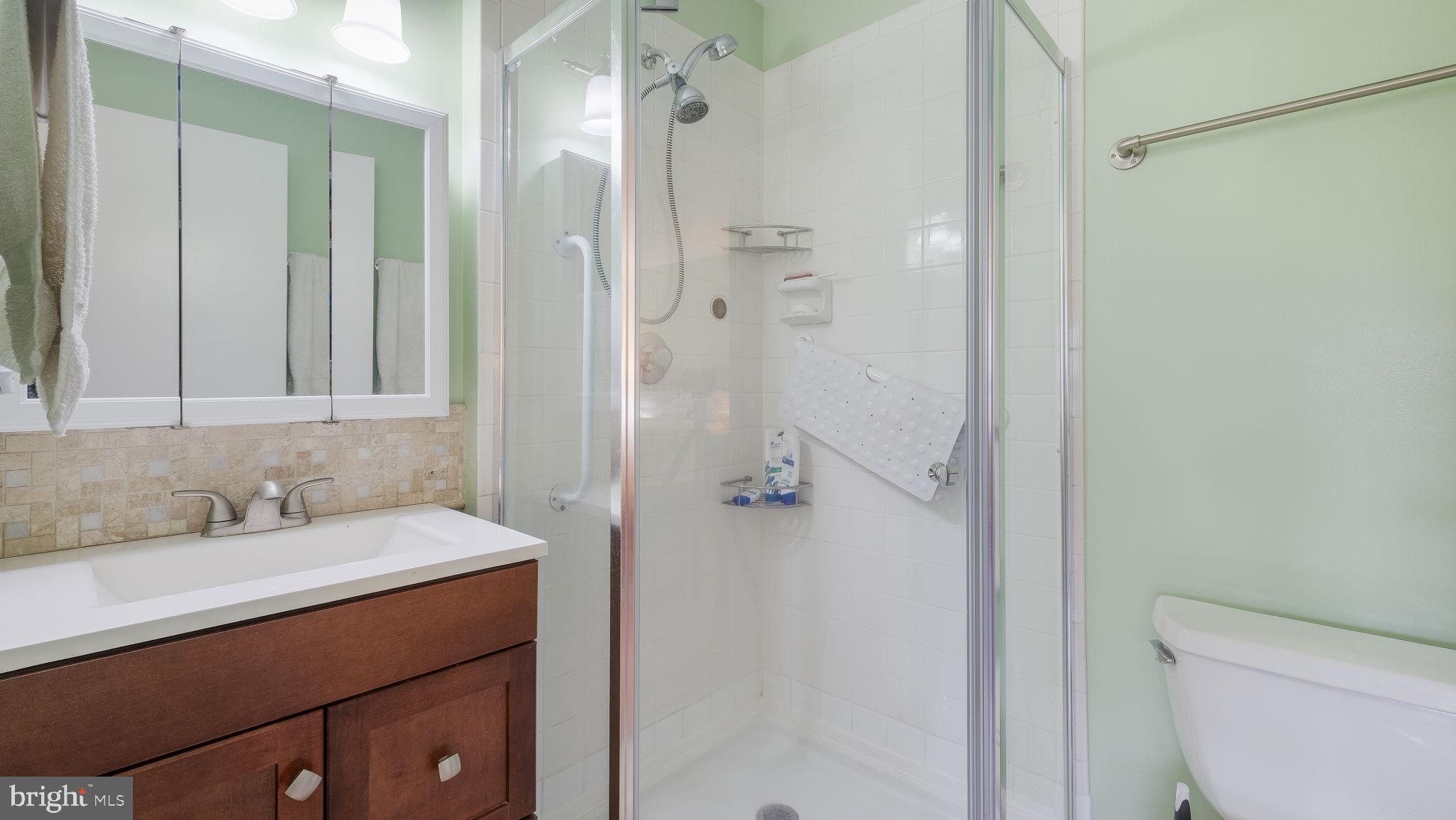 501 North Providence Road, Unit 415 Media, PA 19063 - Photo 23 of 27 Full bath in main bedroom