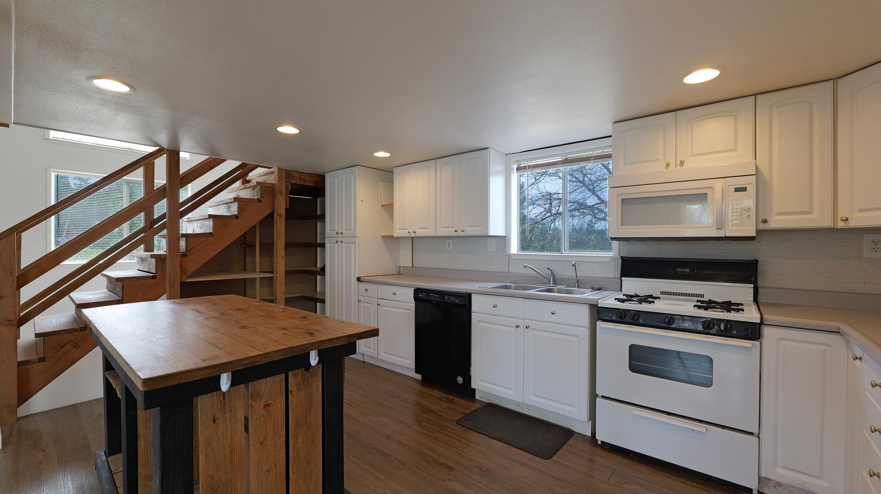 509 Derby Road Eagle Point, OR 97524 - Photo 11 of 49 Kitchen