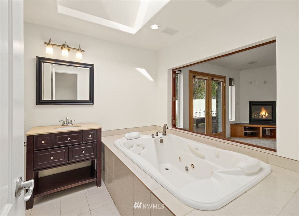 1058 Anacortes Avenue Northeast Renton, WA 98059 - Photo 4 of 26 Gallery Image 4