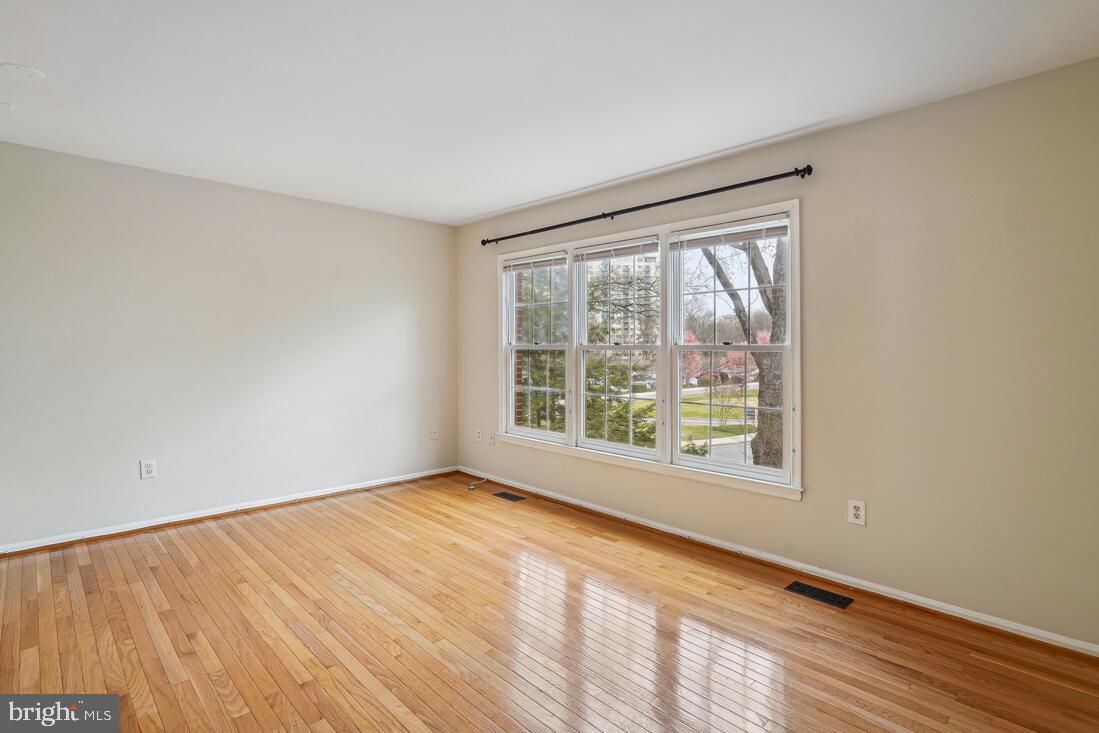 5407 Grove Ridge Way, Unit 98 Rockville, MD 20852 - Photo 17 of 27 Living room