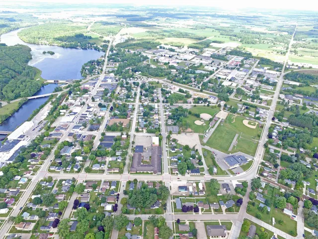 $250,000 | 102 South Washington Street, Oconto Falls, WI 54154