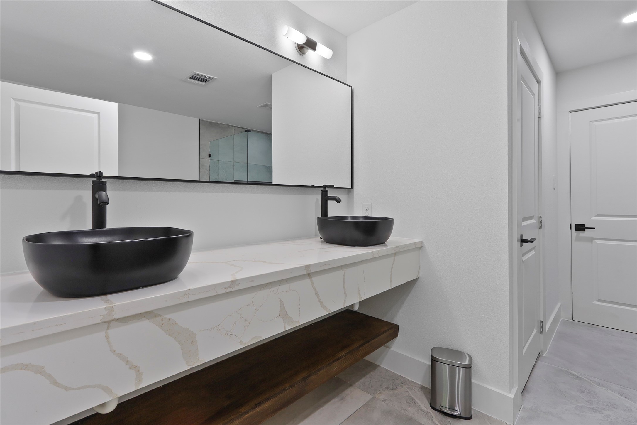6747 Peerless Street Houston, TX 77021 - Photo 21 of 30 Primary Bathroom