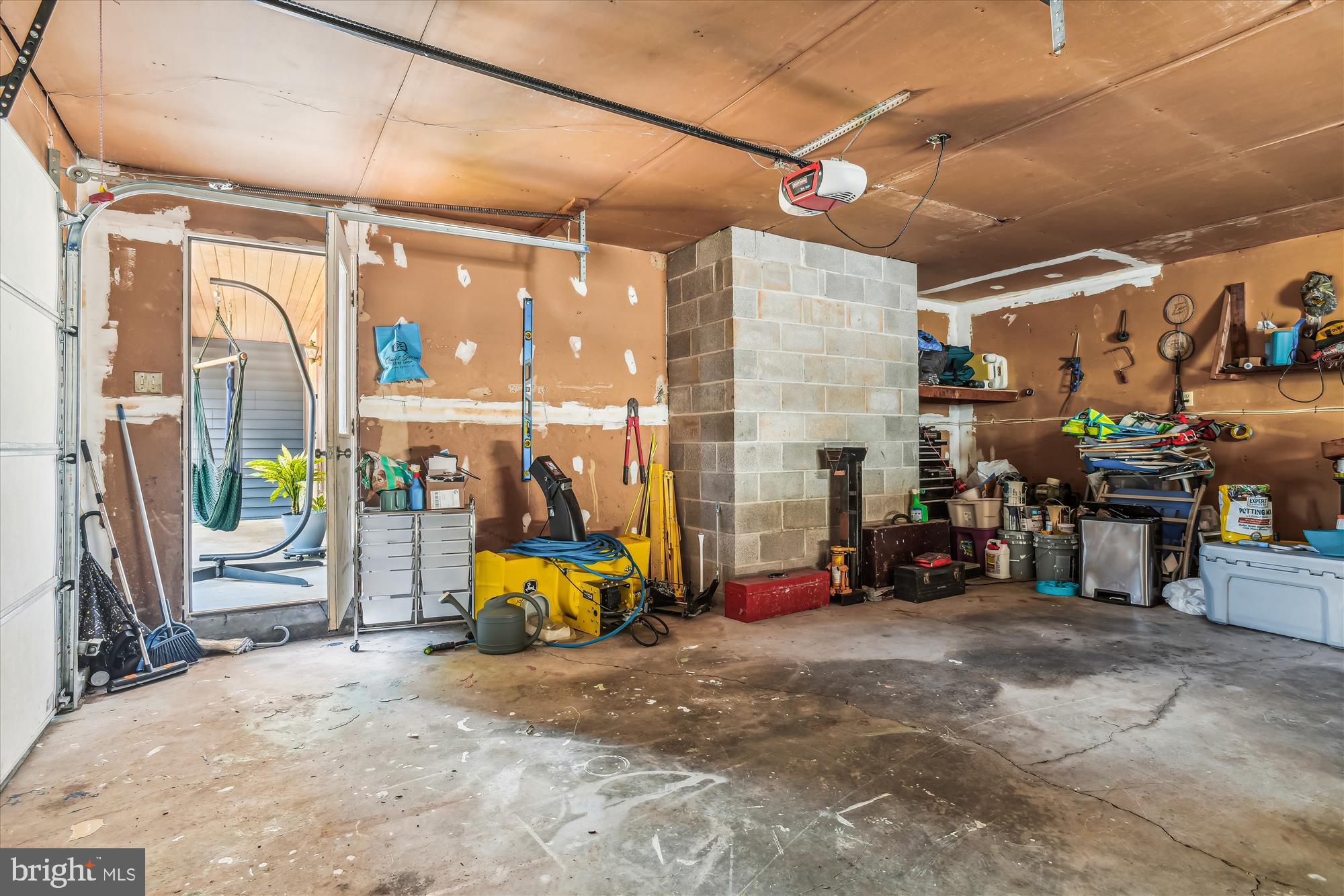 2433 Snydersburg Road Westminster, MD 21157 - Photo 36 of 51 Garage