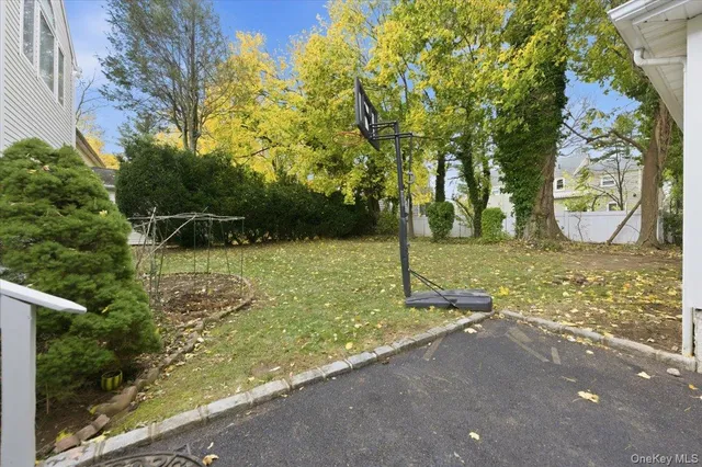 a view of a back yard