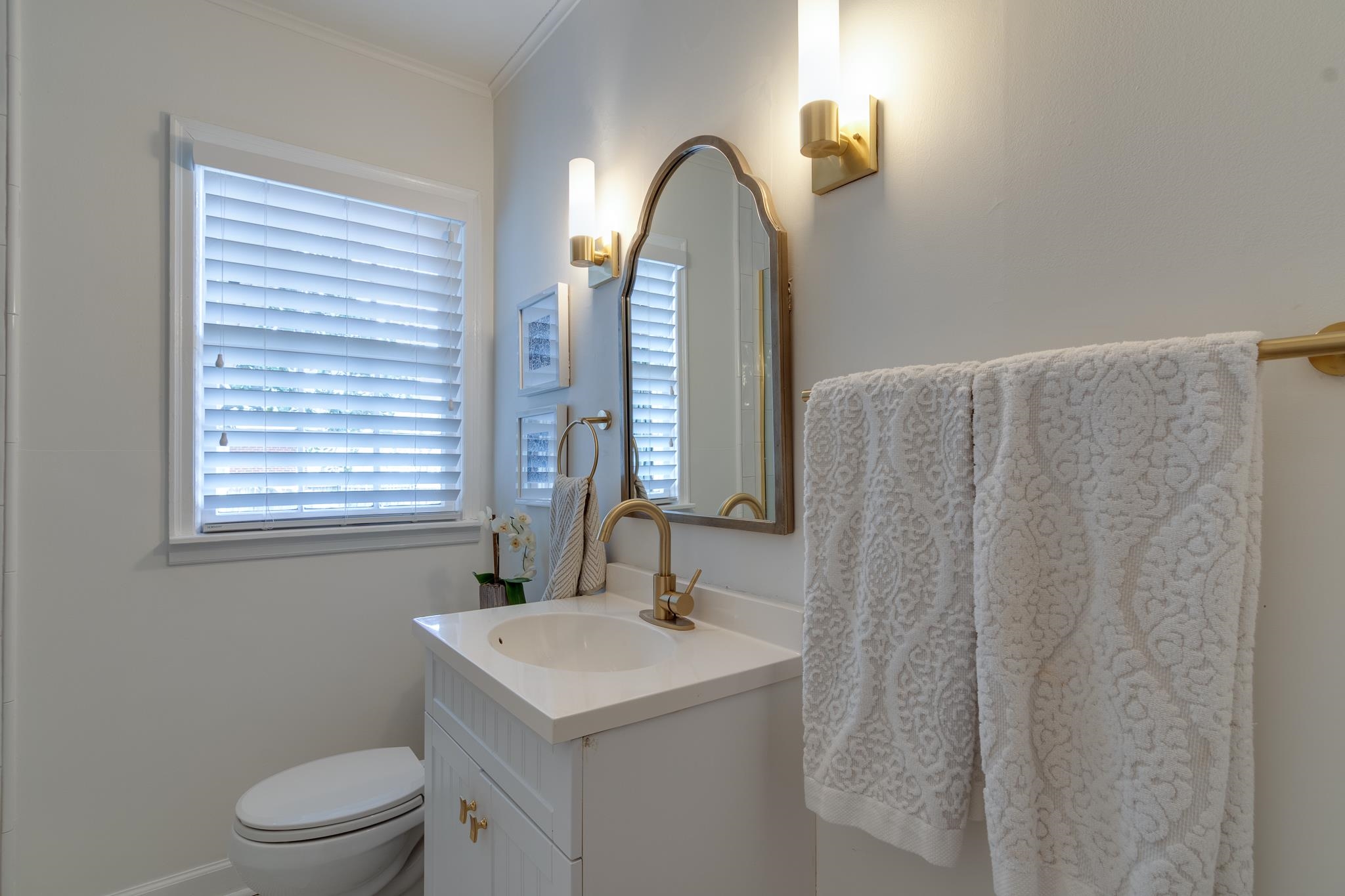 337 North White Station Road Memphis, TN 38117 - Photo 23 of 37 Bathroom featuring crown molding, vanity, and toilet
