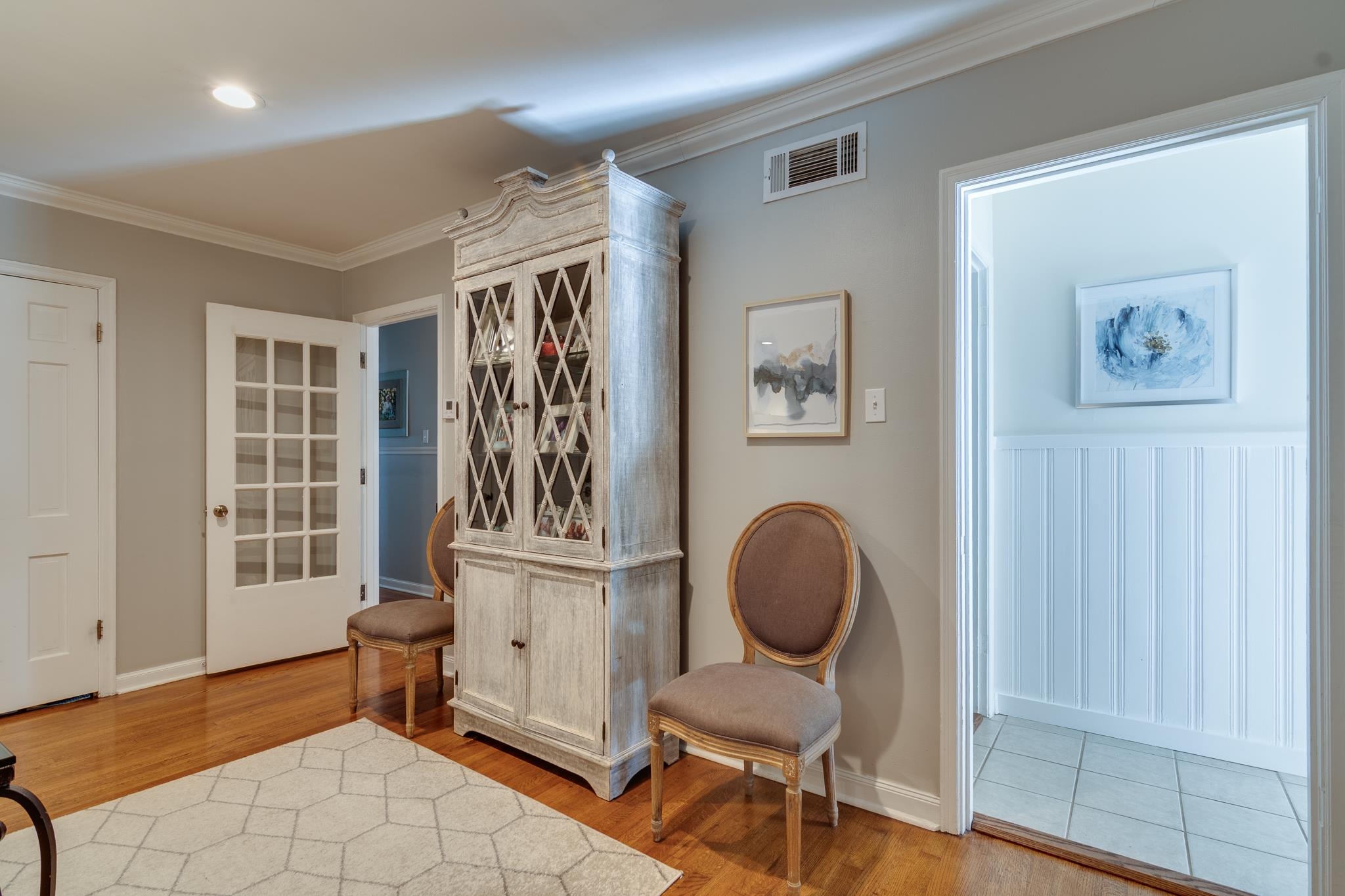 337 North White Station Road Memphis, TN 38117 - Photo 29 of 37 Living area featuring ornamental molding, light wood-type flooring, visible vents, and baseboards